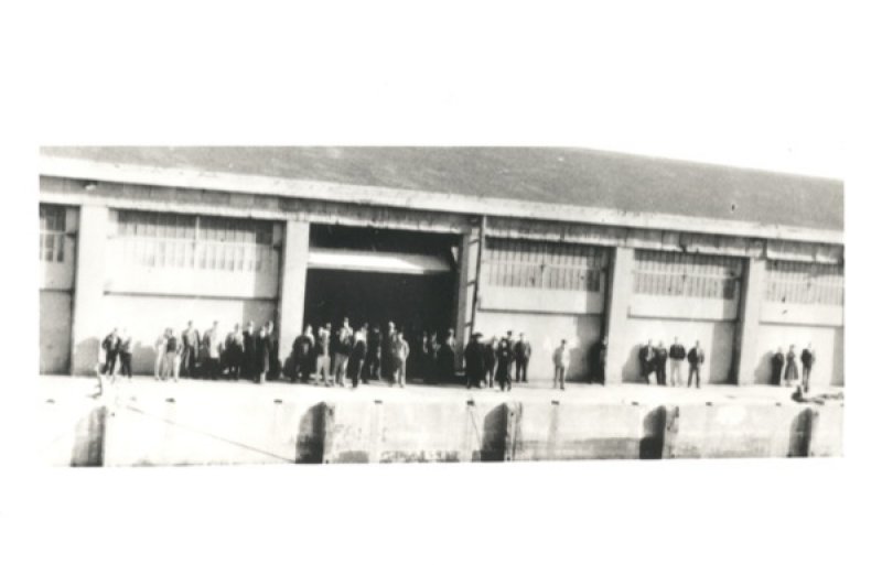 Hungarian immigrants departing the S.S. Ascania, Saint  John, New Brunswick, April 1957. Library and Archives Canada.