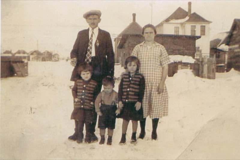 Anne Spaunburg, Ignatz et Maria, avec Anna Theresia Nandor. Musée canadien de l’immigration du Quai 21 (DI2013.1364.1).