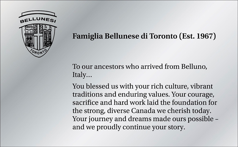 Plaque argentée brillante avec un écusson et un texte.