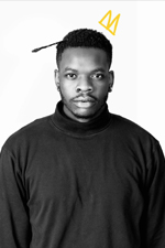 Portrait en noir et blanc de Prince Churchill portant un col roulé noir.