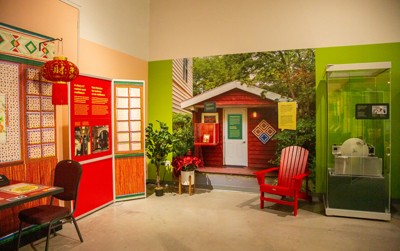 Un mur de panneaux d’exposition qui comprend une maquette de restaurant et de l’information sur l’histoire de l’alimentation autochtone.