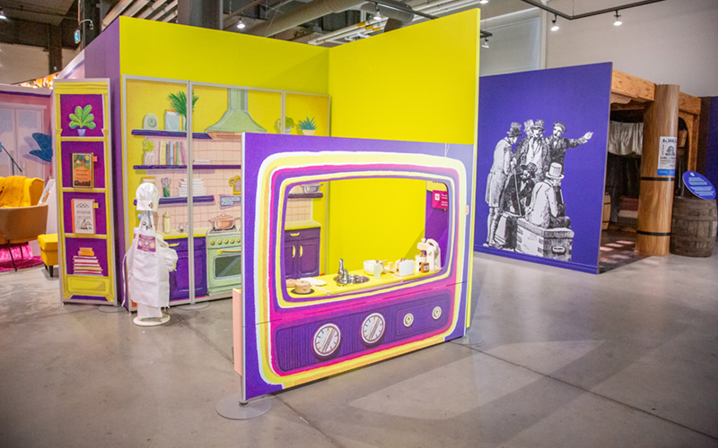 Un modèle de télévision à grande échelle, à l'intérieur duquel les enfants peuvent faire semblant de participer à une émission culinaire.