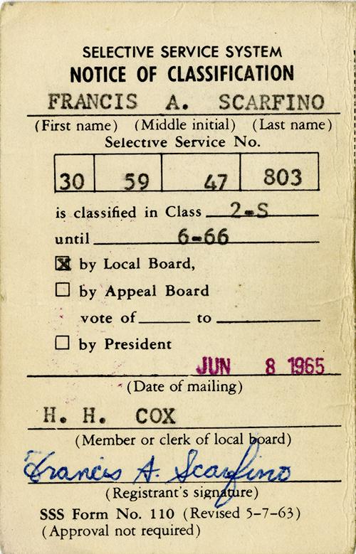 Une carte intitulée Avis de classification du Système de service sélectif avec la signature de Frank dans le bas.