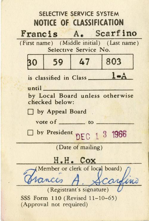 Une carte intitulée Avis de classification du Système de service sélectif avec la signature de Frank dans le bas.