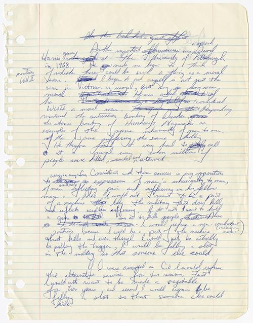 Ébauche de lettre au stylo bleu sur une feuille lignée.