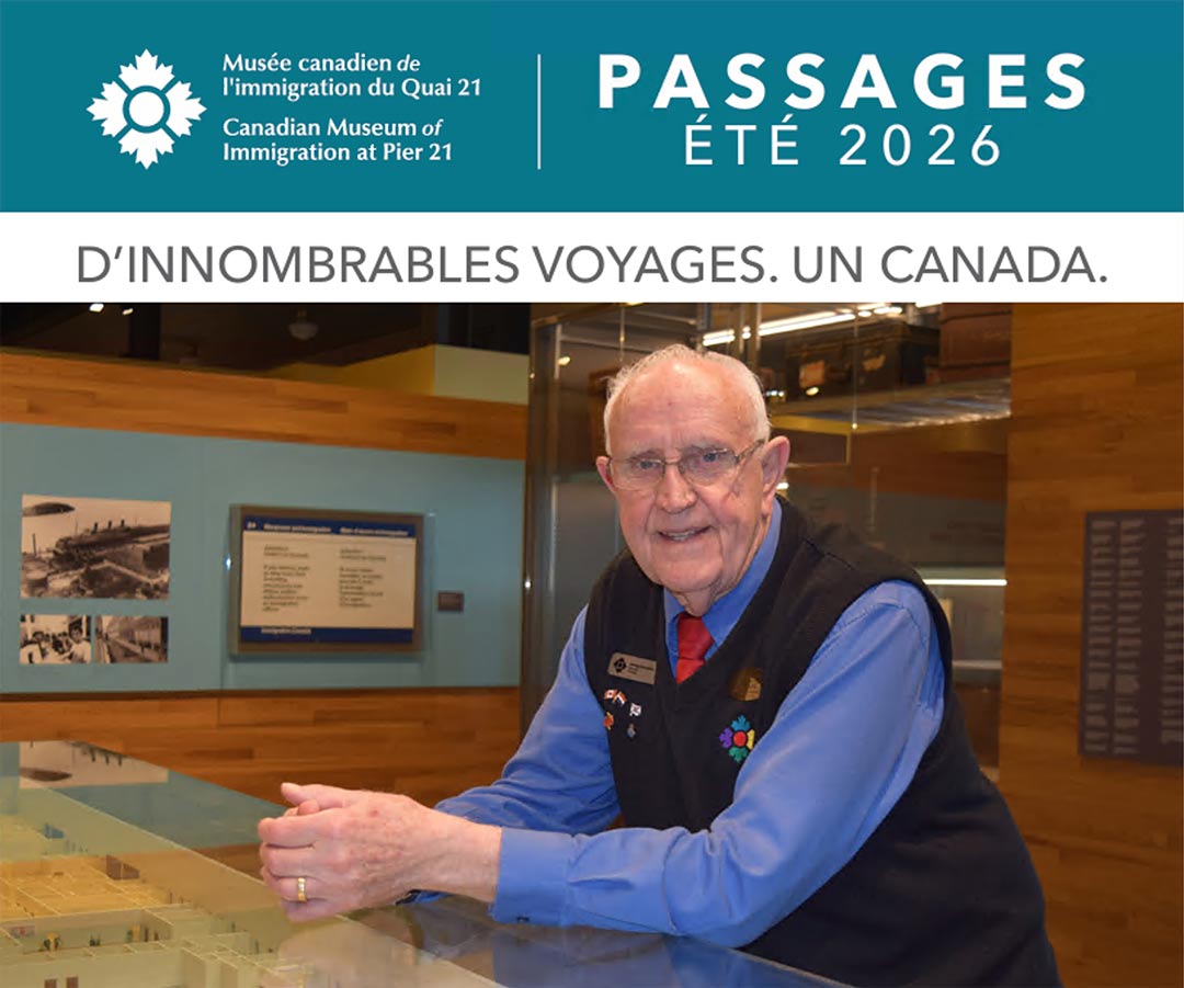 George Zwaagstra, un homme blanc dun certain âge, vêtu de son uniforme de guide du Musée.