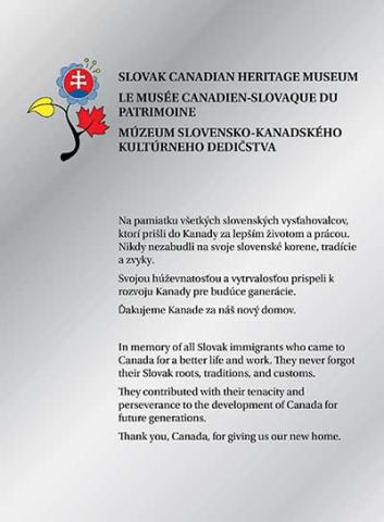 Plaque argentée brillante avec des fleurs colorées.