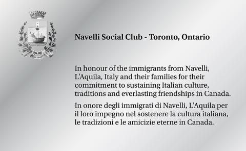 Plaque argentée brillante avec un écusson.