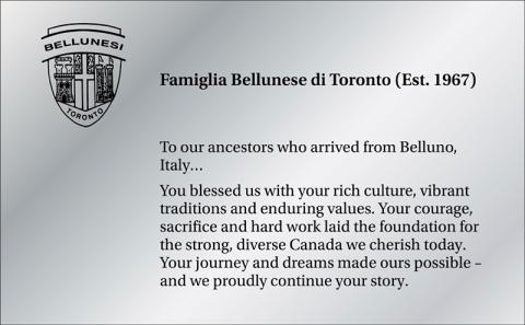 Plaque argentée brillante avec un écusson et un texte.