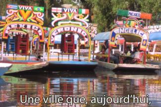 On peut voir des bateaux colorés sur un plan d’eau.