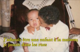 Un petit garçon bien habillé embrasse un petit frère.