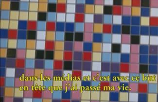 Sol coloré composé de très petits carreaux.