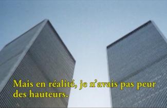 Le sommet de deux bâtiments très hauts peut être vu d’en bas.