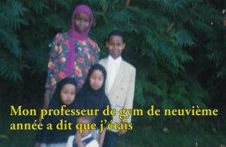 Une femme dans une belle robe rose et foulard se tient à côté de trois enfants.