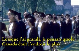 Une liste d’étudiants diplômés en casquettes et robes.