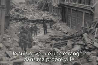 Les soldats marchent dans une rue remplie de gravats.