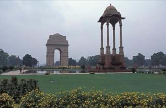 De beaux monuments peuvent être vus dans un parc herbeux.