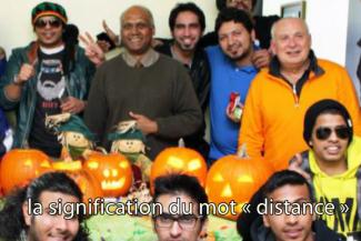 Une fête d’Halloween remplie de gens et de citrouilles.