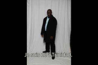 Un beau jeune homme se tient devant une toile de fond.