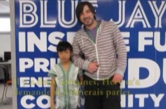 Un jeune garçon se tient avec un joueur de baseball.