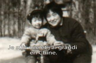 Une mère se penche pour tenir sa petite fille.