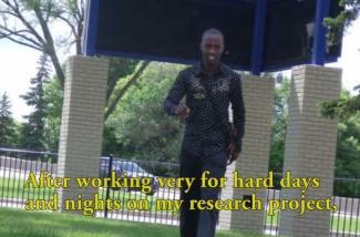 Un jeune homme marche avec confiance vers la caméra.