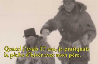 Un jeune homme et son père portent de lourds vêtements d’hiver.