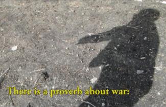 L’ombre d’un homme est visible au sol.