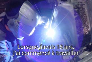 Un arc lumineux est vu comme quelqu’un qui soude.