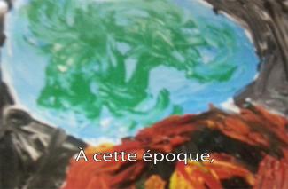 Une peinture enfantine de l’eau et des arbres.