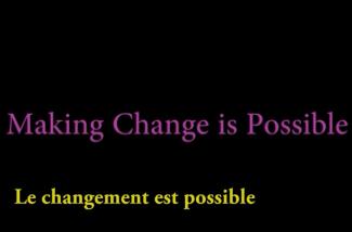 Lettres violet vif sur fond noir.