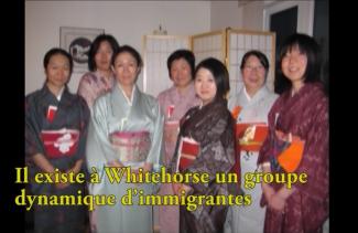 Un groupe de jolies jeunes femmes vêtues de kimonos.