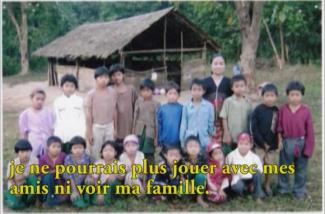 Beaucoup d’enfants assis et debout posent pour la caméra.