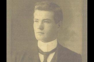 Un portrait d’archives d’un jeune homme.