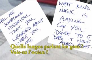 Des bouts de papier avec de l’écriture dessus.