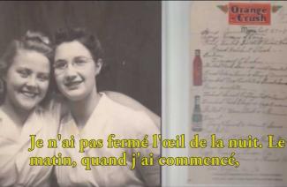 Deux jeunes amies se prennent dans leurs bras et sourient.