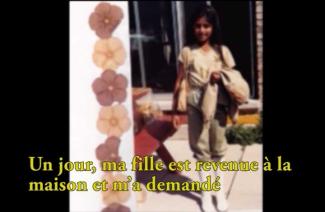 Une jolie jeune fille se tient debout et pose pour la caméra.