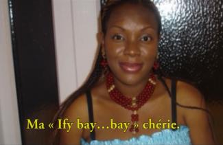 Une jeune fille avec des vêtements colorés, sourit à la caméra.