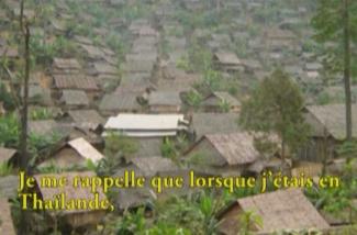 Toits plats de maisons vus d’en haut.