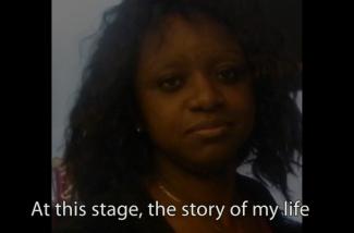 Gros plan du visage d’une jeune femme.