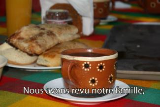 Une table remplie de danishes et de café.