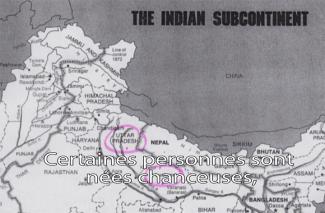 Une page d’atlas est ouverte avec les noms de ville encerclés en rose.