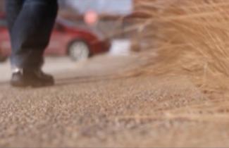 Les chaussures d’un homme peuvent être vues comme l’homme marche sur un chemin de terre.