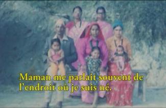 Famille en vêtements de couleur vive.