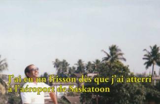 Un homme souriant avec des lunettes de soleil regarde le ciel.