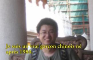 Un jeune homme avec un sac à dos se tient debout, souriant à la caméra.