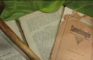 Un très vieux livre découpé en trois sections.