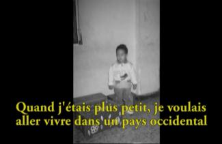 Une image en noir et blanc d’un petit garçon.