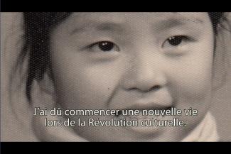 Le visage souriant d’une jeune fille.