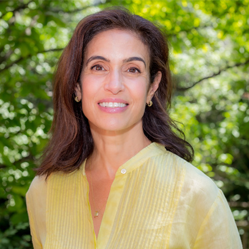 Portrait d’Helen Antoniou, souriante.